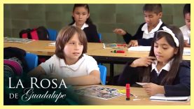 Gilberto le corta el pelo a su compañero de clase.